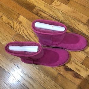 Pink breast cancer awareness short Uggs size 9